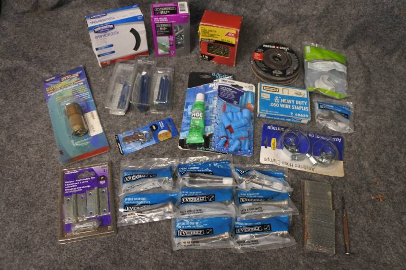 lot 10585 image: Various Household Materials