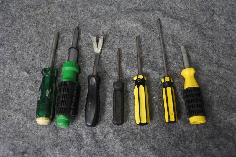 lot 10656 image: Lot of Screwdrivers (totes not included)