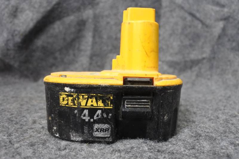 lot 10655 image: Dewalt 14.4 V Battery
