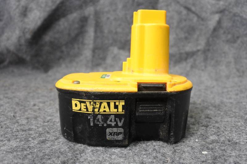 lot 10654 image: Dewalt 14.4 V Battery