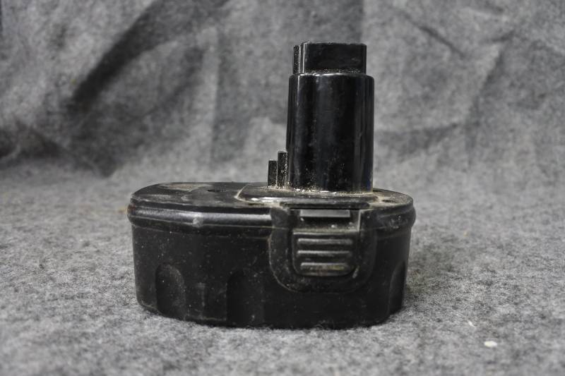 lot 10653 image: Dewalt 18 V Battery