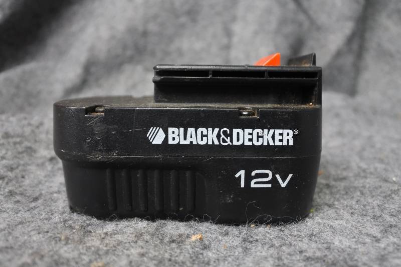 lot 10643 image: Black and Decker 18 V Battery