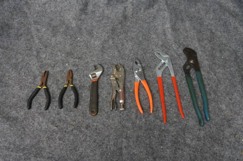 lot 10632 image: Lot of Pliers (totes not included)