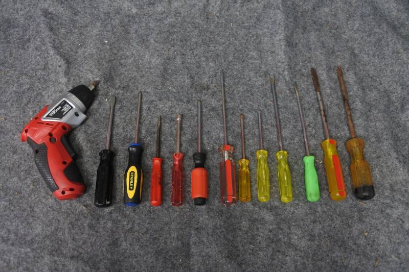 lot 10635 image: Lot of Screwdrivers (totes not included)