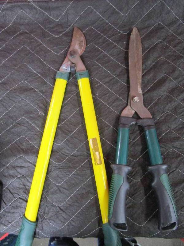 lot 10628 image: Lot of Tree Trimmers