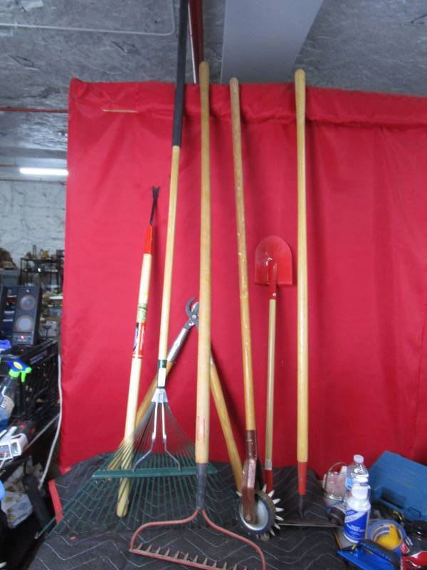 lot 10618 image: Lot of Outdoor Gardening Tools