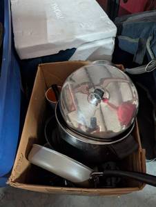 lot 131 image: Lot of misc pots and pans