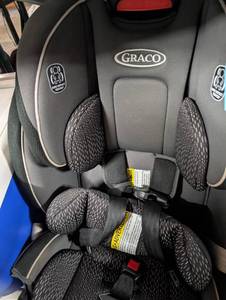 lot 133 image: Graco Car Seat with Safety Features