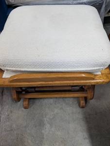 lot 149 image: Vintage Ethan Allen Ottoman