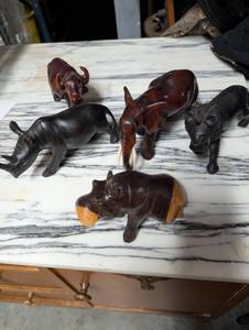 lot 190 image: Vintage Hand-Carved Wooden BuffaloBison Figurine Collection