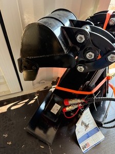 lot 1086 image: Unused Mini Skid Steer Digger Arm Attachment