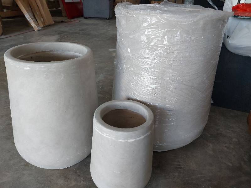 lot 20083 image: Outdoor 3 piece Flower Decoration Pots