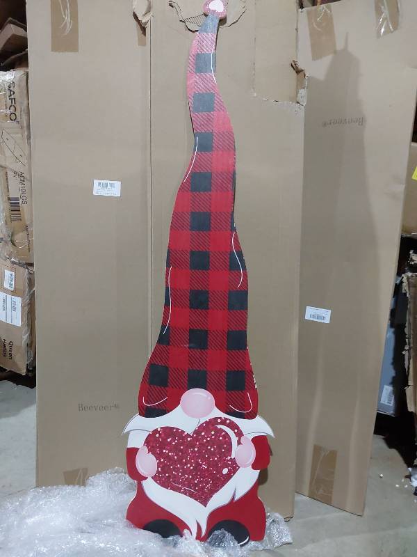lot 20131 image: Front Porch Valentines Gnome