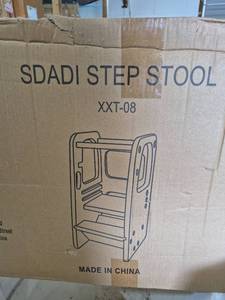 lot 20158 image: Sdadi Step Stool Model XXT-08 - Retail $76