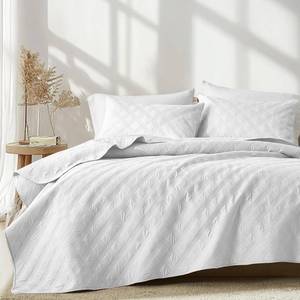 lot 2421 image: inron Quilt Set King Size, White Microfiber Ultrasonic Cal King Bedspreads, Lightweight Breathable Coverlet, Modern Geometric Pattern Thin Bedding Set for All Season (1 Quilt, 2 Pillow Shams) - Retail $36