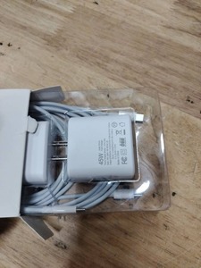 lot 2481 image: Magnetic iPhone 1516 Pro Series Fast Charger Kit - Retail $25