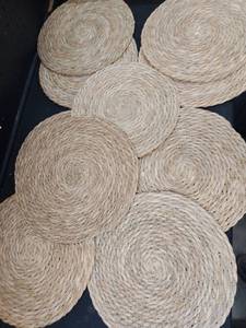 lot 5983 image: Natural Woven Seagrass Round Placemats Set radius 12 in 10 Pack - Retail $24