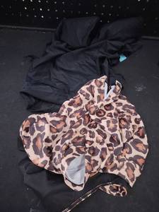 lot 6337 image: Womens bathing suit top and bottom size medium