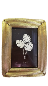 lot 9049 image: 4x6 Gold Photo Frame&nbsp