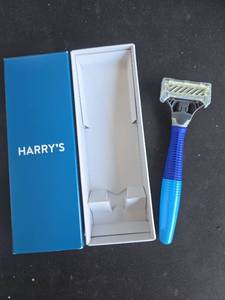 lot 20470 image: Harrys Blue Razor with Box - Retail $9