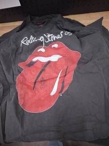 lot 2395 image: A XL rolling Stones t-shirt&nbsp