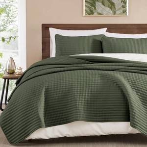 lot 3535 image: WRENSONGE Queen Quilt-3 Pieces Lightweight Bedspreads Olive Green Queen Size Quilt Bedding Set for All Seasons, Soft Summer Coverlet with 2 Pillow Shams Suitable for Bed & Couch - Retail $40