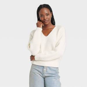 lot 16036 image: Womens V-Neck Pullover Sweater - Universal Thread Cream S - Retail $30