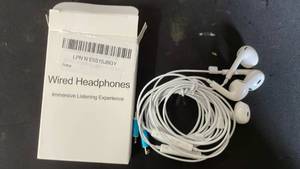 lot 18173 image: New Apple Wired Earphones with Mic - Retail $15