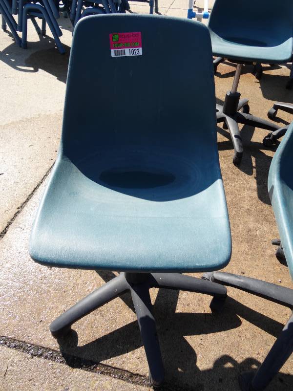 lot 1023 image: (6) Plastic Seat Office Chairs