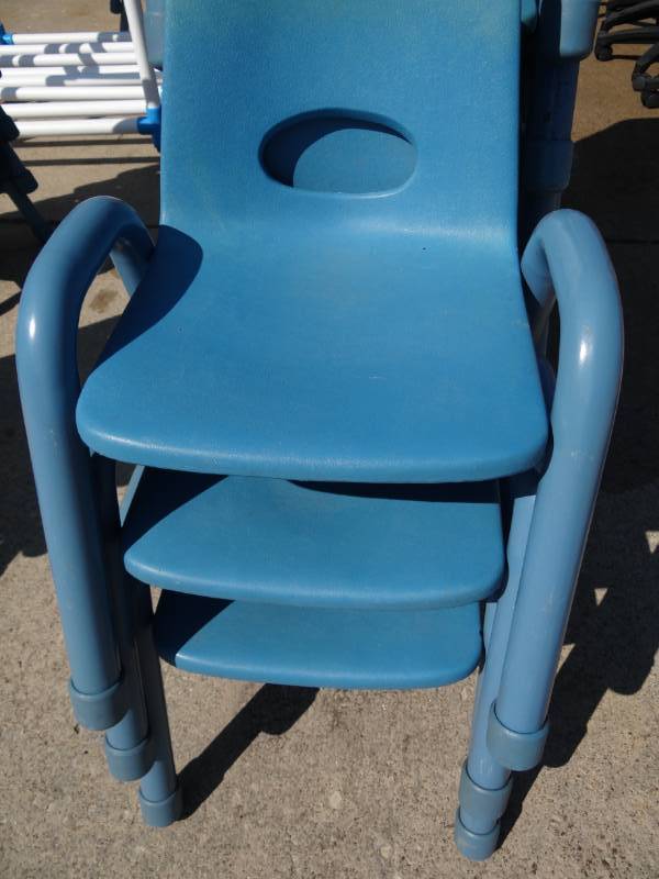 lot 1012 image: (15) Blue Arch Leg Plastic Seat Kids Chairs