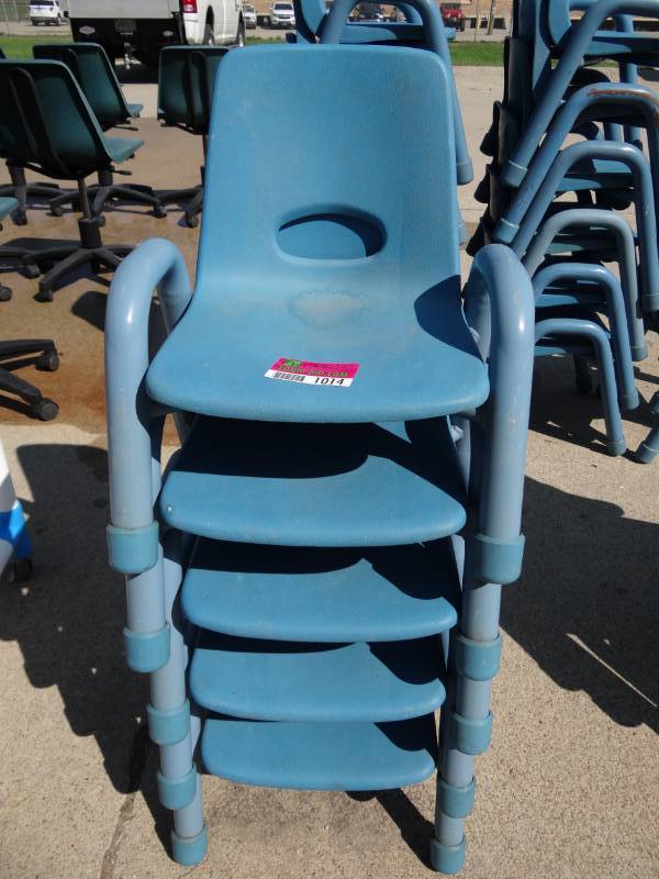 lot 1014 image: (5) Blue Arch Leg Plastic Seat Kids Chairs