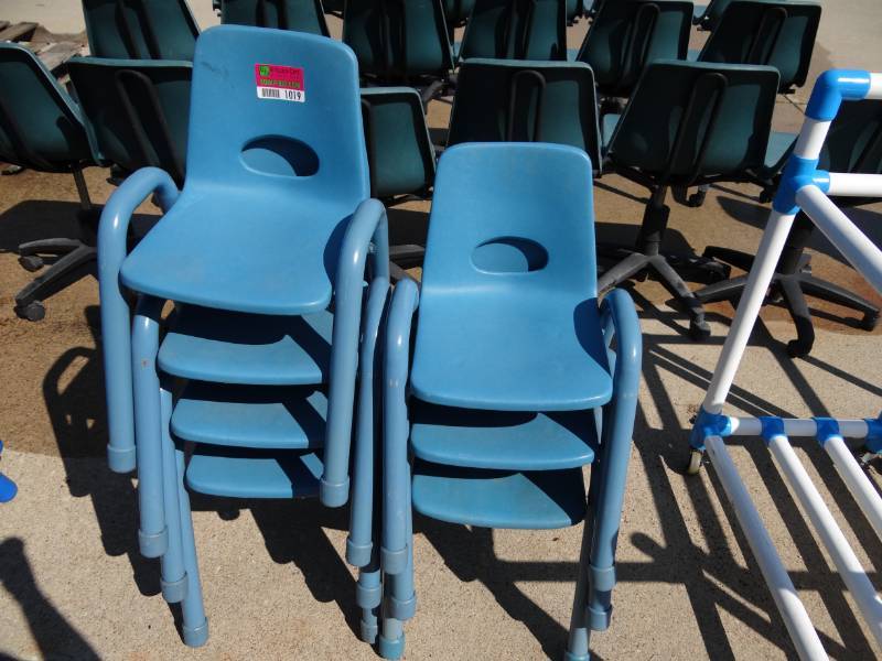 lot 1019 image: (7) Blue Arch Leg Plastic Seat Kids Chairs