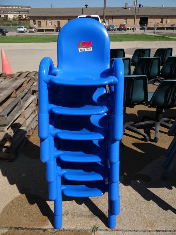 lot 1018 image: (6) Blue Arch Leg Plastic Seat Kids Chairs