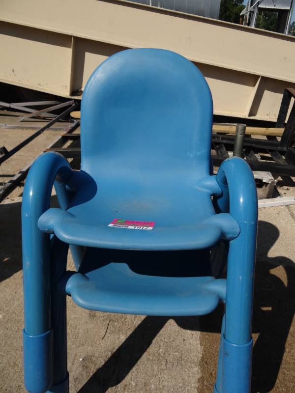 lot 1017 image: (2) Blue Arch Leg Plastic Seat Kids Chairs