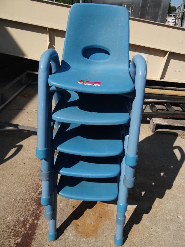lot 1016 image: (5) Blue Arch Leg Plastic Seat Kids Chairs
