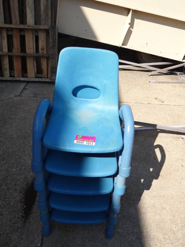lot 1015 image: (5) Blue Arch Leg Plastic Seat Kids Chairs