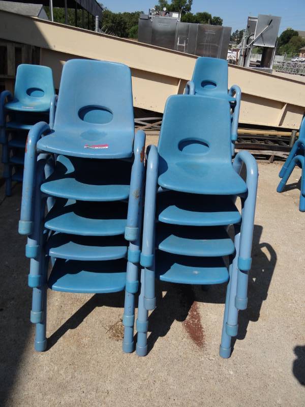 lot 1024 image: (9) Blue Arch Leg Plastic Seat Kids Chairs