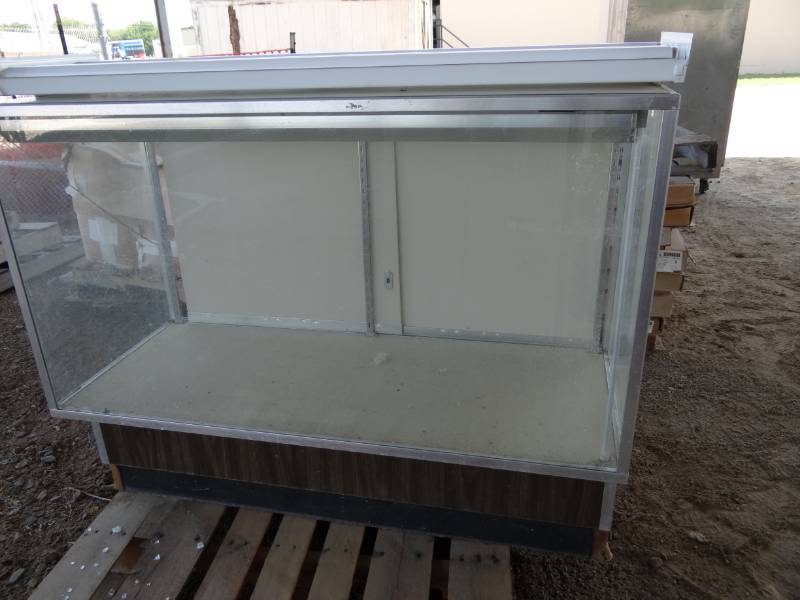 lot 1060 image: Glass Top Display Case