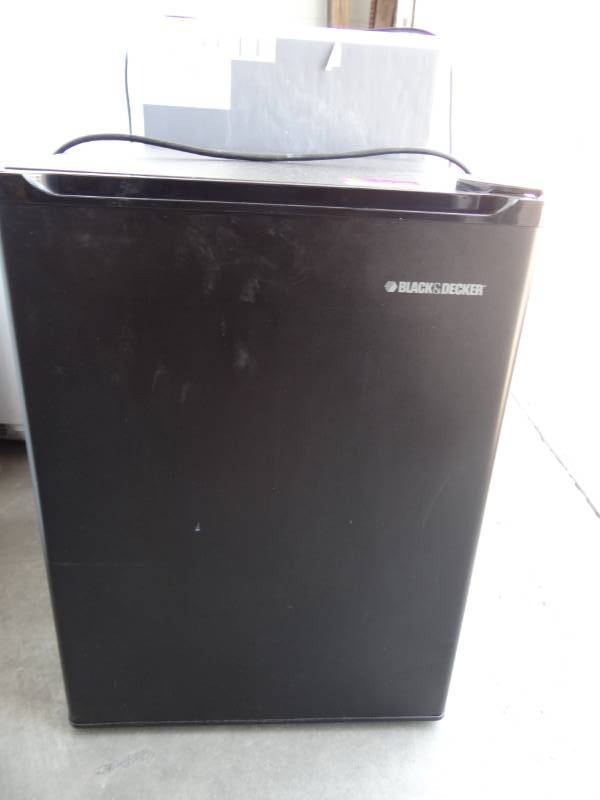 lot 1083 image: Black And Decker Dorm Size Mini Fridge
