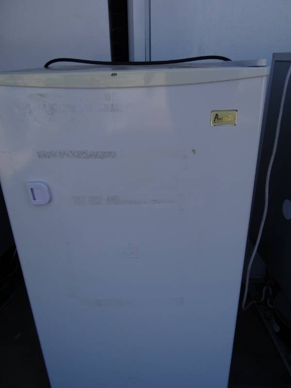 lot 1084 image: Avanti Large Dorm Size Mini Fridge