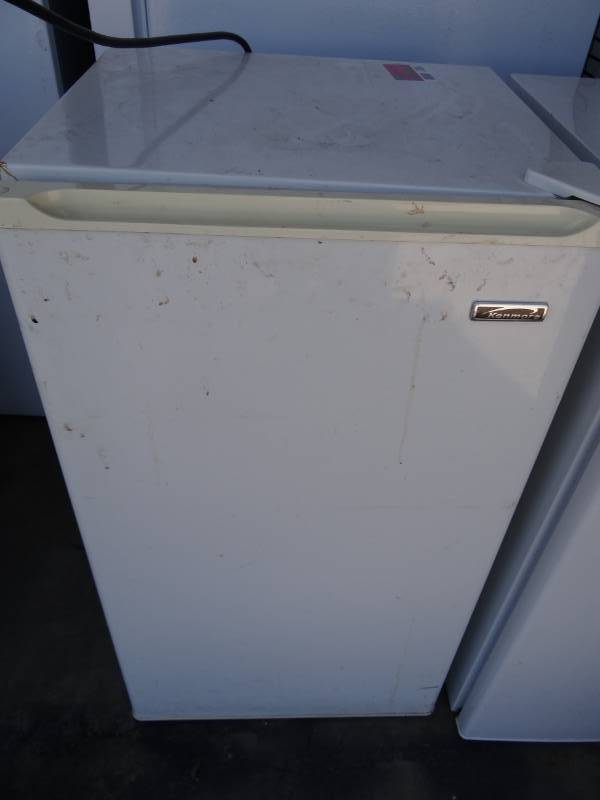 lot 1086 image: Kenmore Large Size Dorm Fridge