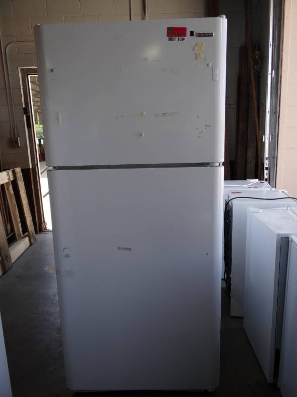 lot 1089 image: Kenmore Full Size FridgeFreezer