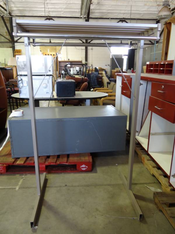 lot 1095 image: Double Sided Clothing Rack