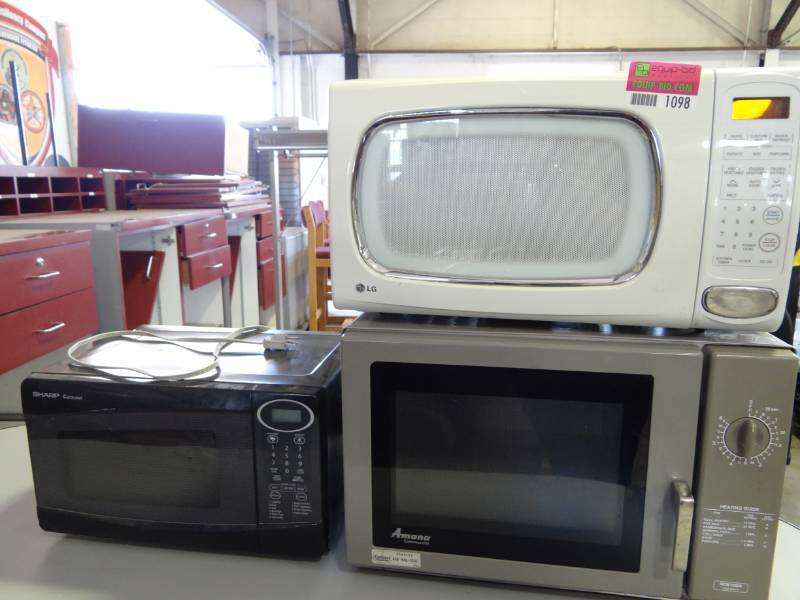 lot 1098 image: Break Room Table And Microwave Set