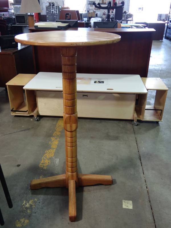 lot 1117 image: Oak Standing Bar Height Table
