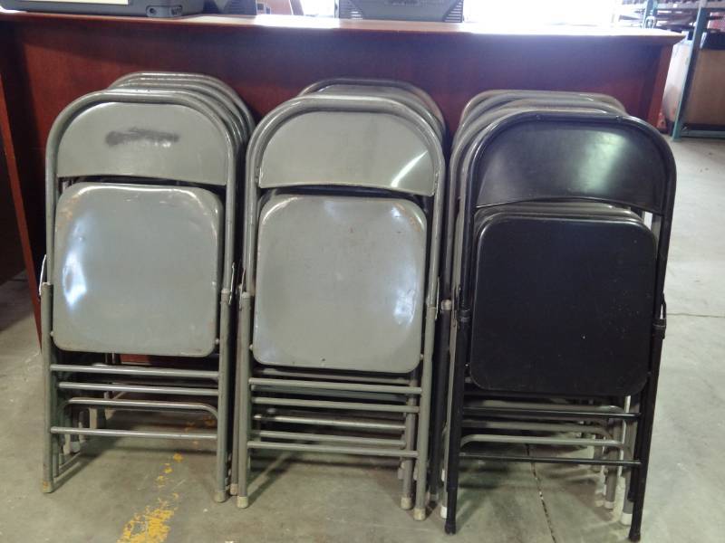 lot 1122 image: (25) Metal Folding Chairs