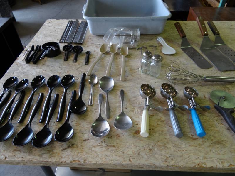 lot 1146 image: Lot Of Kitchen Utensils
