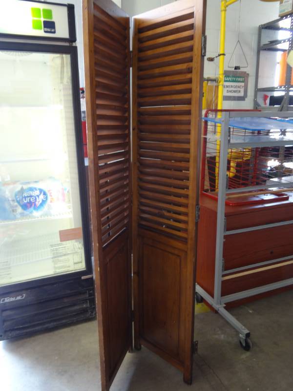 lot 1156 image: Bifold Wood Louvered Block