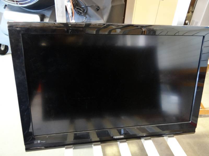 lot 1248 image: Toshiba 37Inch Flat Screen TV