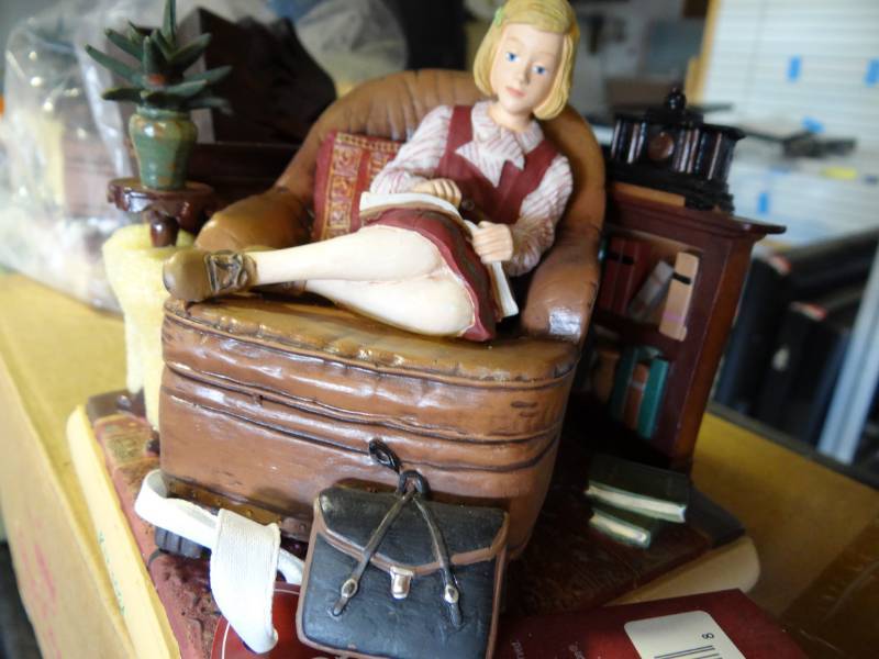 lot 1271 image: Case Of American Girl Doll Series Collectible